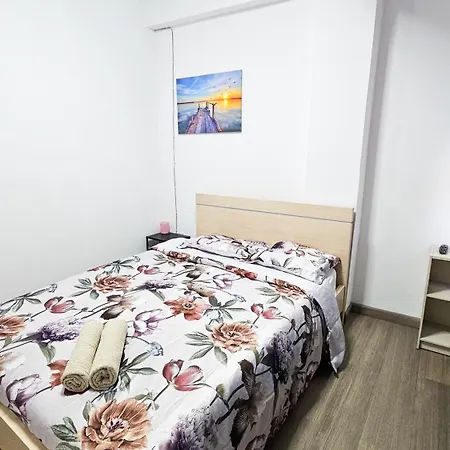 Downtown Rooms, 200m From Marina Lárnaca
