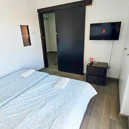 Downtown Rooms, 200m From Marina Habitación en casa particular Lárnaca
