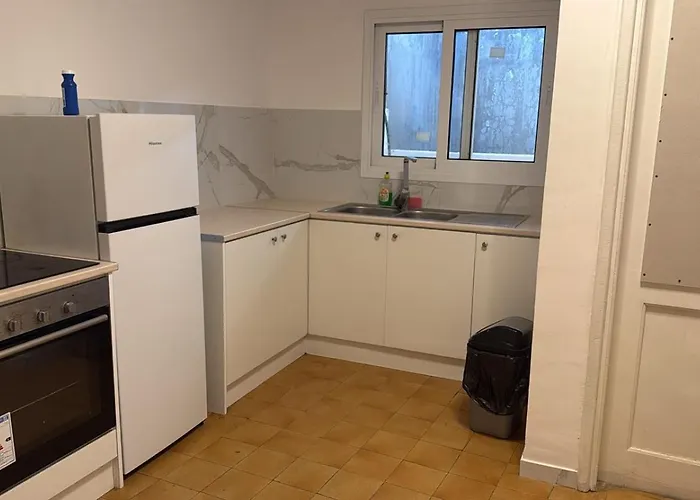 Проживання в сім'ї Downtown Rooms, 200m From Marina Ларнака