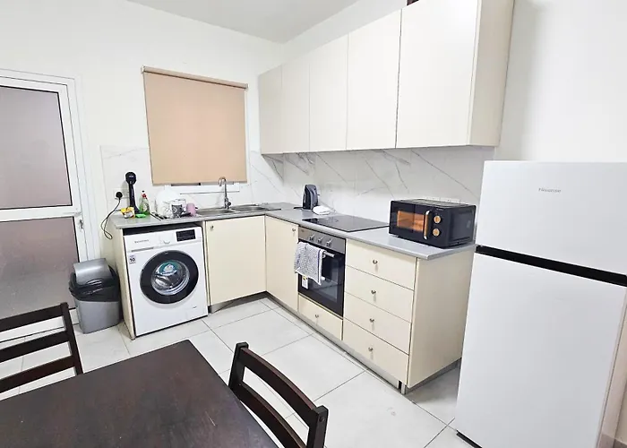 Downtown Rooms, 200m From Marina Ларнака