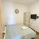 Ubytování v soukromí Downtown Rooms, 200m From Marina Larnaca