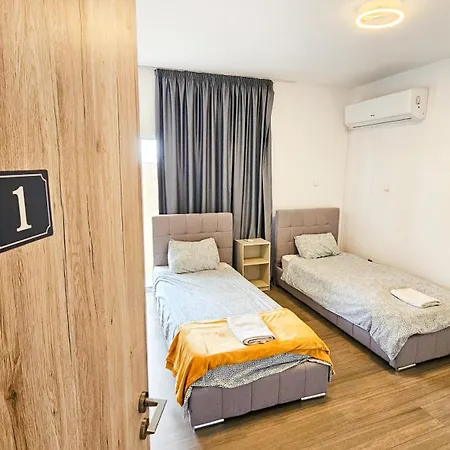 Ubytování v soukromí Downtown Rooms, 200m From Marina *