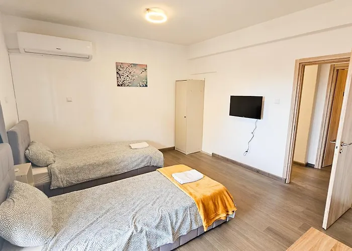 Kwatera prywatna Downtown Rooms, 200m From Marina *