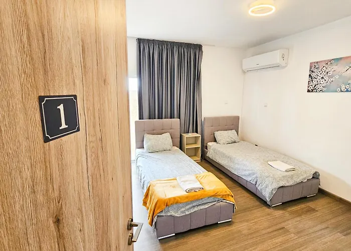 Δωμάτια σε οικογενειακή κατοικία Downtown Rooms, 200m From Marina *