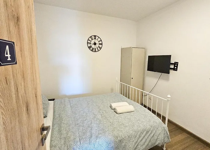 Проживание в семье Downtown Rooms, 200m From Marina Ларнака