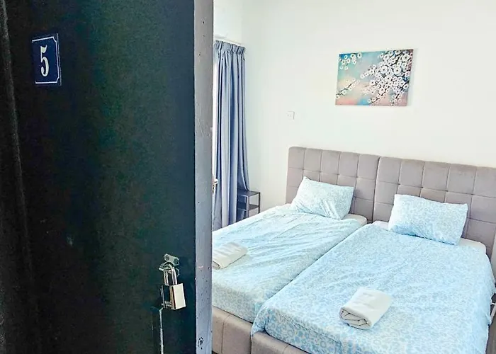 Downtown Rooms, 200m From Marina Проживание в семье Ларнака