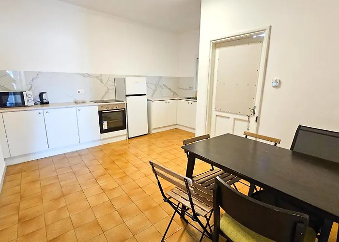 Downtown Rooms, 200m From Marina Проживание в семье *