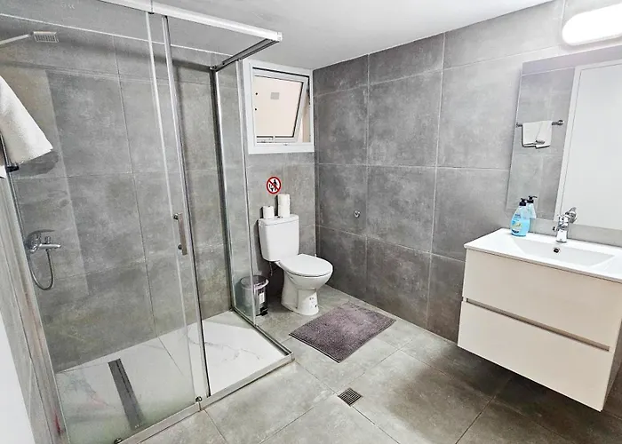 Проживание в семье Downtown Rooms, 200m From Marina